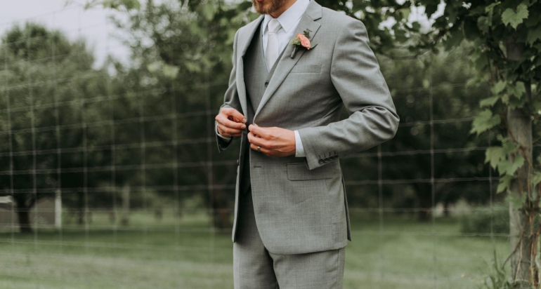 What Color Tie to Wear With a Gray Suit